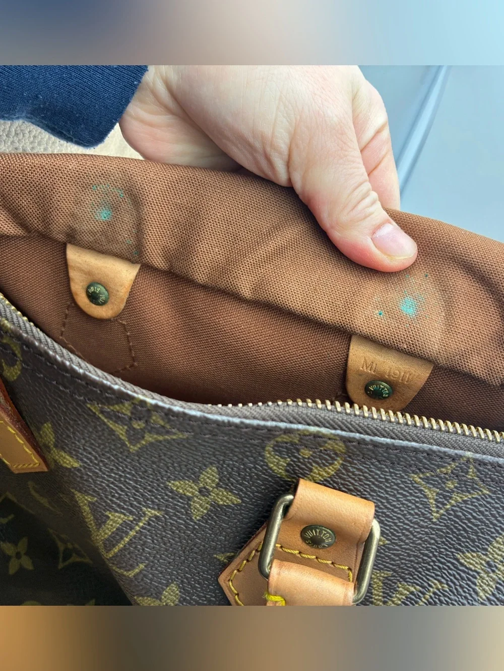 Louis Vuitton Monogram speedy 25 bag with LV dust bag & lock & key discontinued